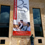 Lona publicitaria Universidad de la experiencia